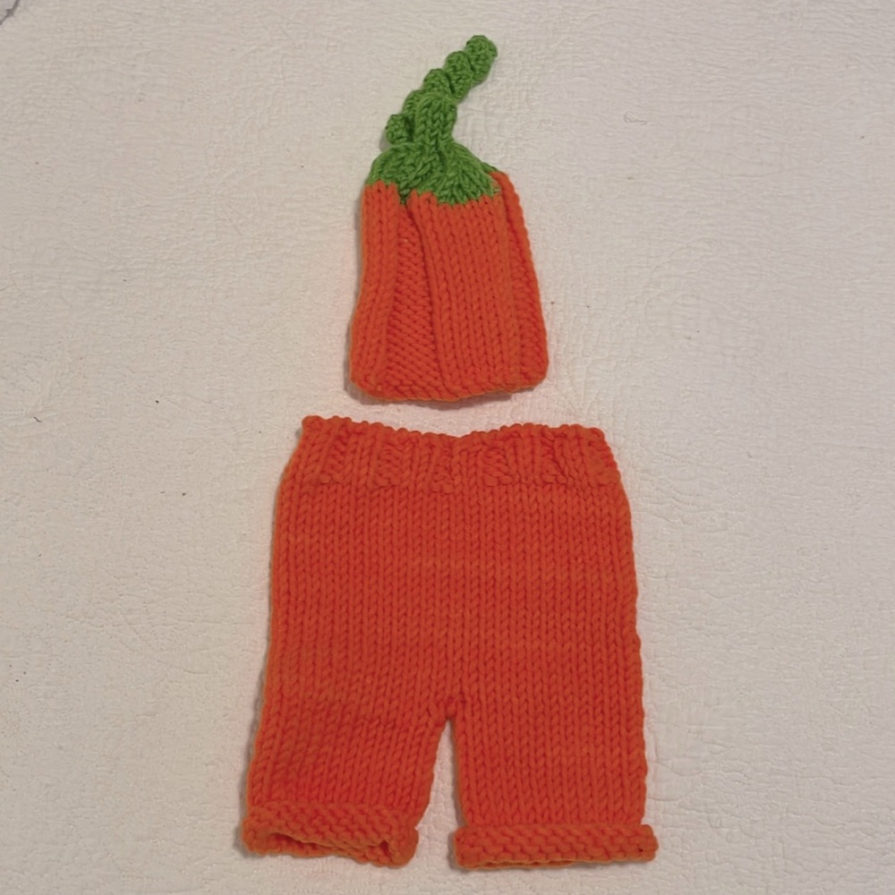 EUC Newborn Knit Orange and Green Pumpkin Set Size 0-3